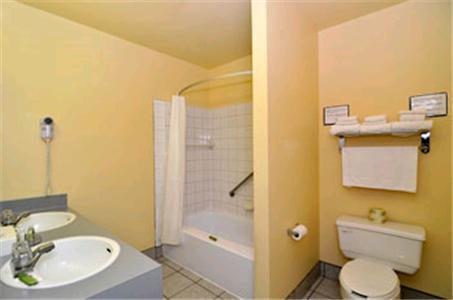 Отель Quality Inn & Suites Hawkesbury