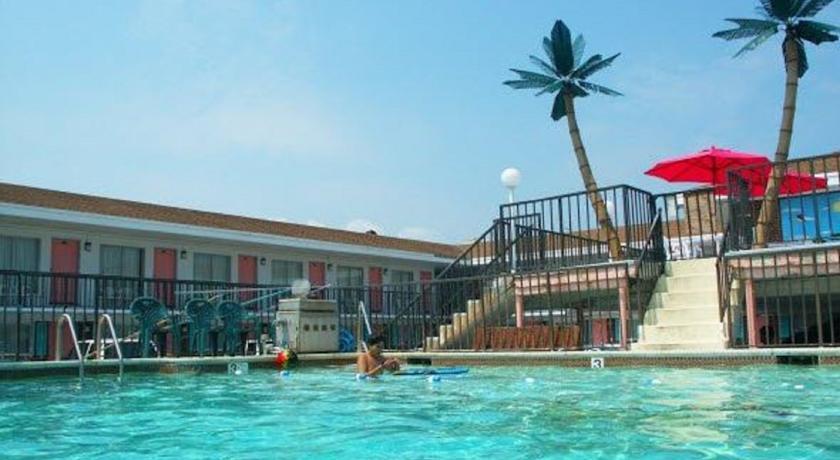 Отель Surfcomber Motel