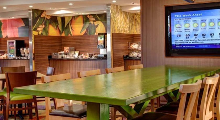 Отель Fairfield Inn & Suites by Marriott Springfield Northampton/Amherst