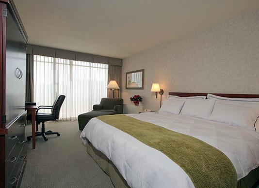 Отель Ramada Plaza Milwaukee Airport