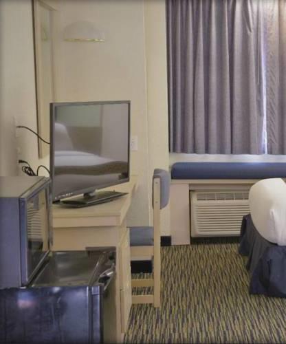 Отель Econo Lodge Inn and Suites Pensacola