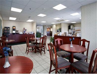 Отель Microtel Inn & Suites Urbandale