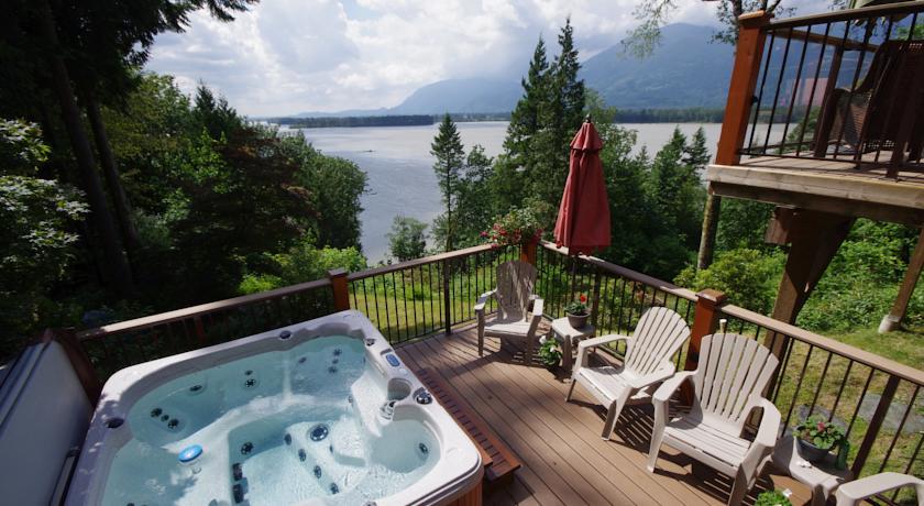 Мини-отель The Fraser River's Edge Lodge
