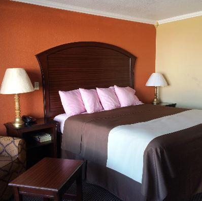 Отель Americas Best Value Inn Schulenburg