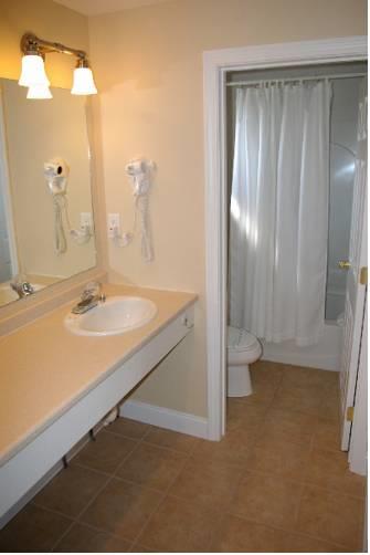 Отель Chatham Highlander Motel