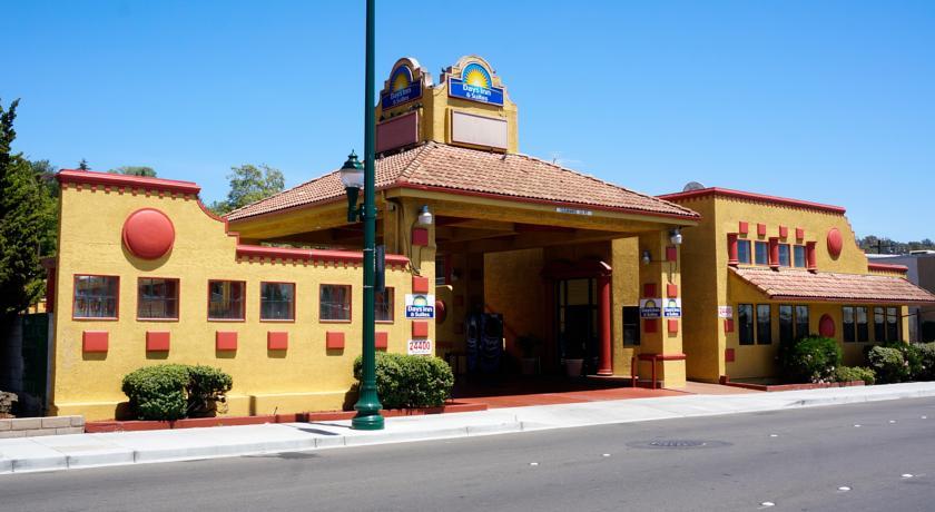 Отель Days Inn & Suites Hayward