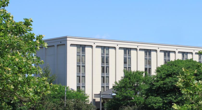 Отель Meadowlands River Inn