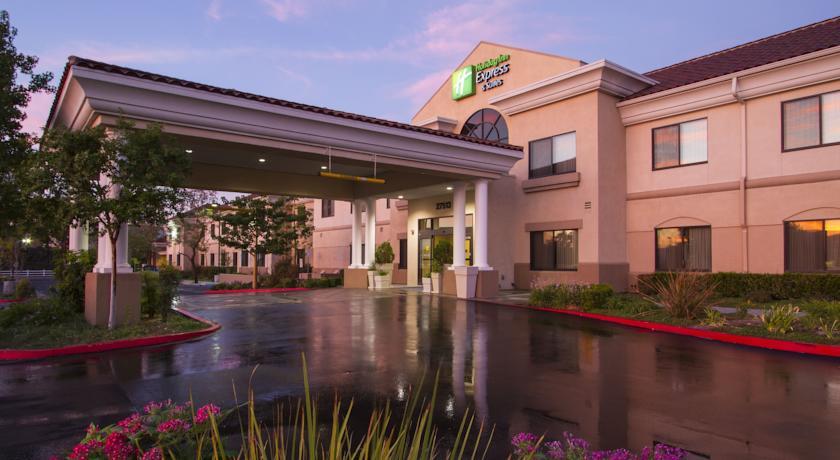 Отель Holiday Inn Express Hotel & Suites Santa Clarita