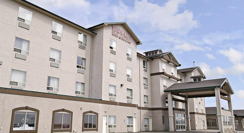 Отель Ramada Inn & Suites