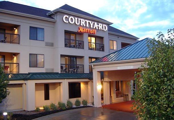 Отель Courtyard by Marriott Topeka