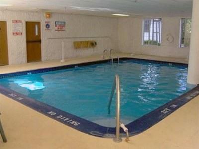 Отель Charlevoix Inn & Suites