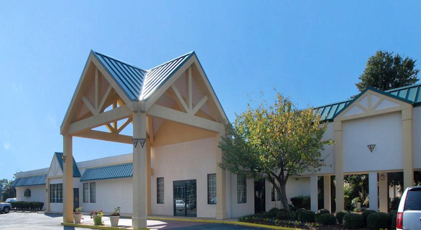 Отель Quality Inn & Suites Hanes Mall
