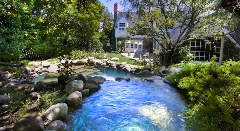 Hollywood Celebrity Estate by LuxPads