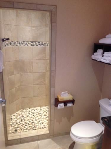 Отель C'mon Inn & Suites Fargo