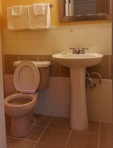 Отель Southington Motor Lodge