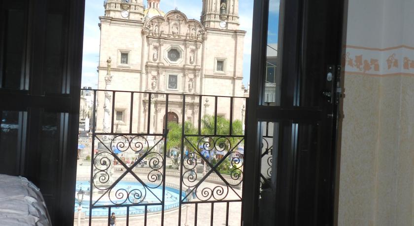 Отель Hotel Plaza Las Torres