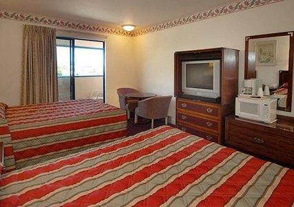 Отель Econo Lodge Bay Breeze
