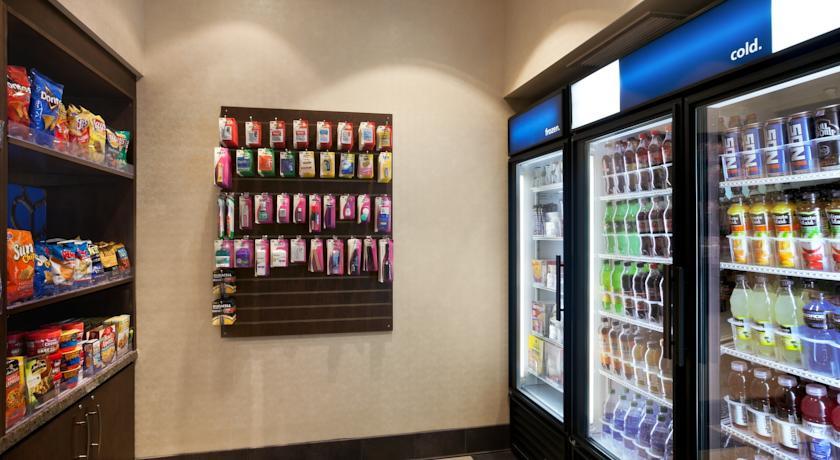 Отель Hampton Inn & Suites Madison Downtown