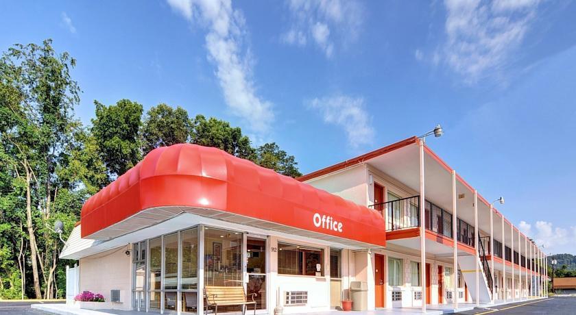 Отель Econo Lodge Near Motor Speedway
