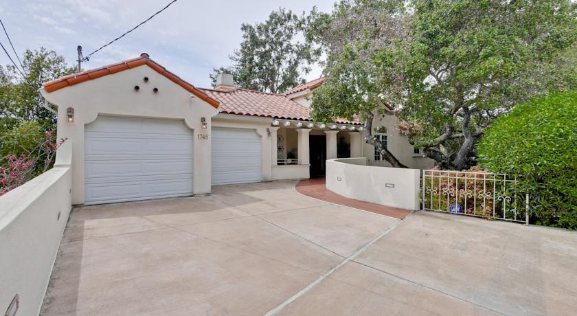Апартаменты 4 Bedroom Home in Belmont