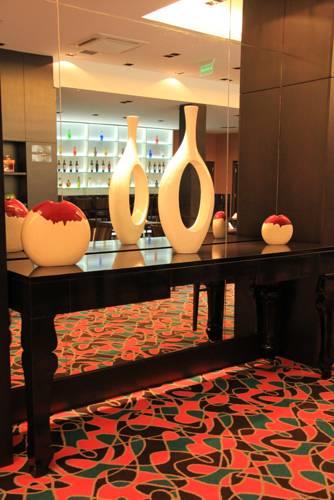 Отель Howard Johnson Hotel & Casino