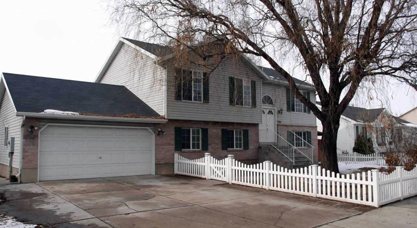 Апартаменты Furnished 5-Bedroom Home with Office and Fenced Yard