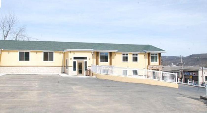 Отель Towanda Motel