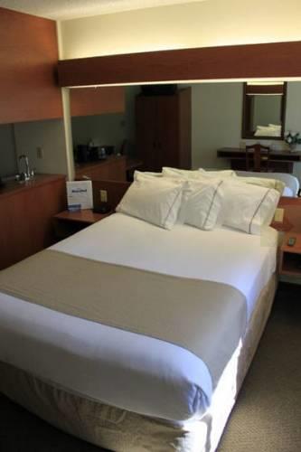 Отель Microtel Inn & Suites by Wyndham Cherokee