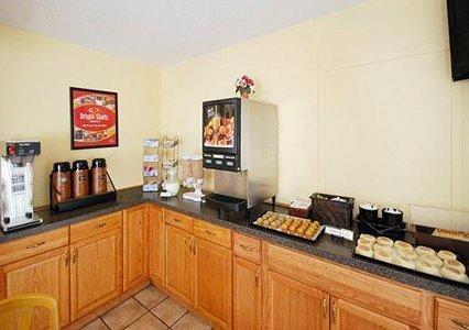 Отель Econo Lodge East Staunton