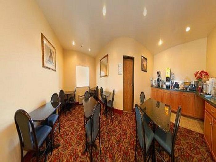 Отель Best Western Topeka Inn & Suites