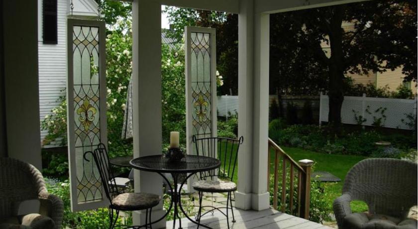 Мини-отель Village Victorian Bed & Breakfast