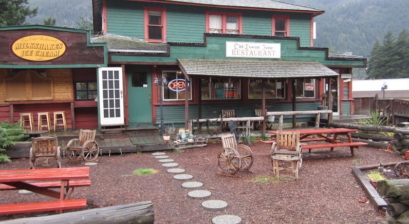 Отель Old Towne Inne Chuckwagon Bar & Grill