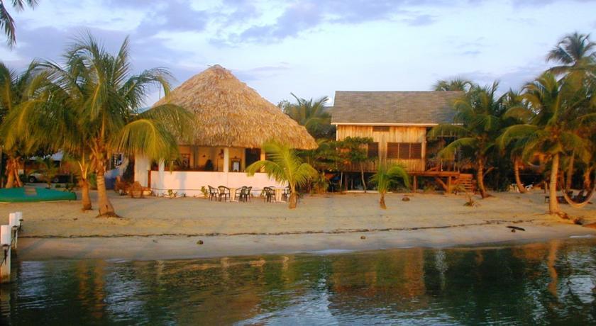 Отель Green Parrot Beach Houses and Resort