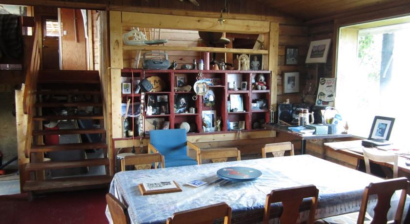 Хостел Moe's Yukon Hostel Adventures