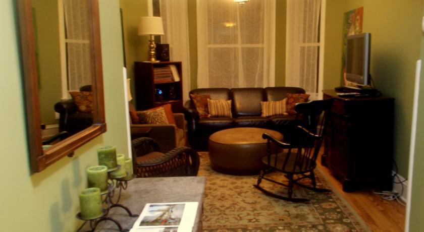 Chicago Guest House on Newport