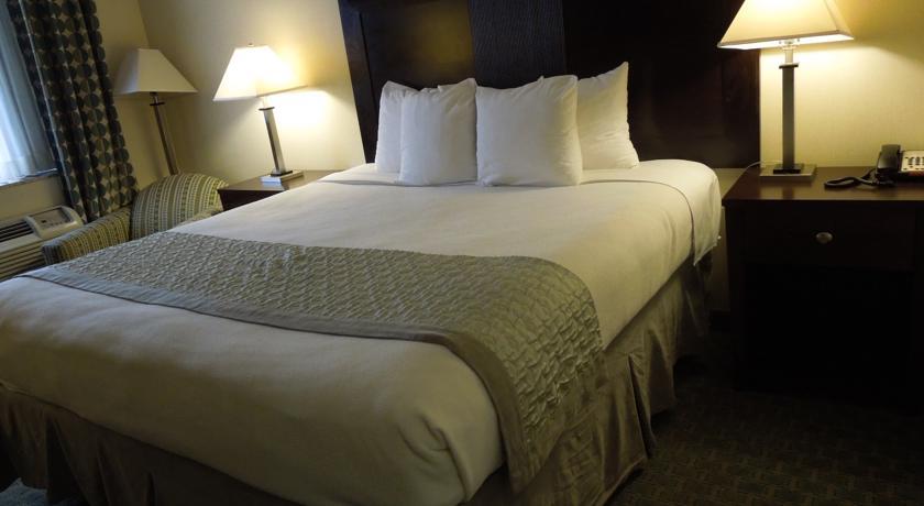 Отель Ramada Queens 