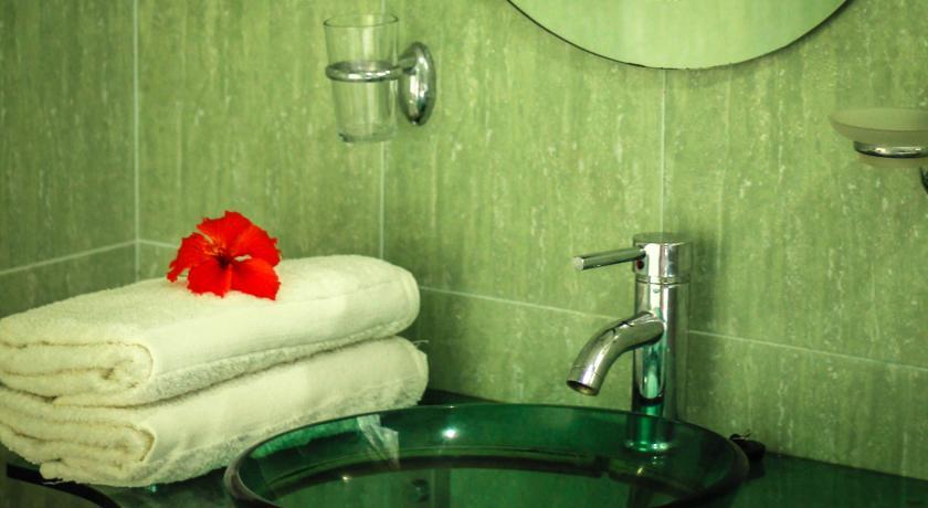 Апартаменты Hideaway Holiday Apartments