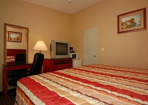 Отель Rodeway Inn Macarthur Airport