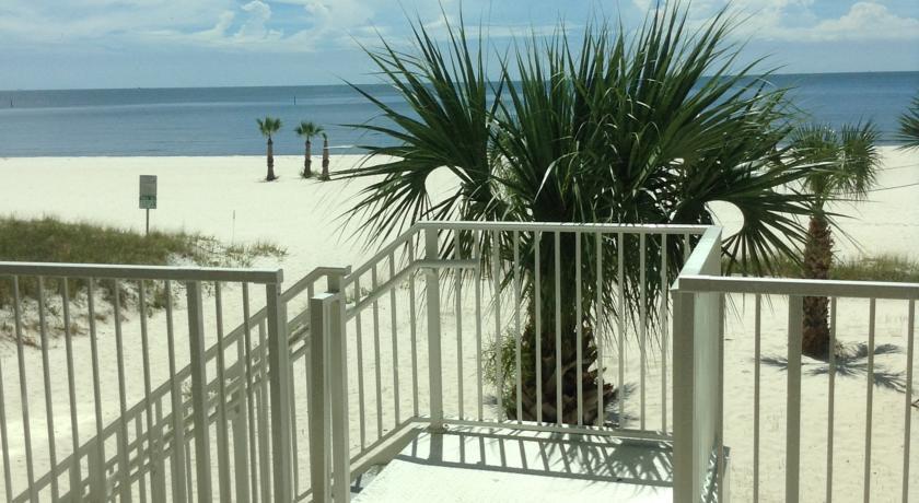 Отель Sea Breeze Luxury Condos