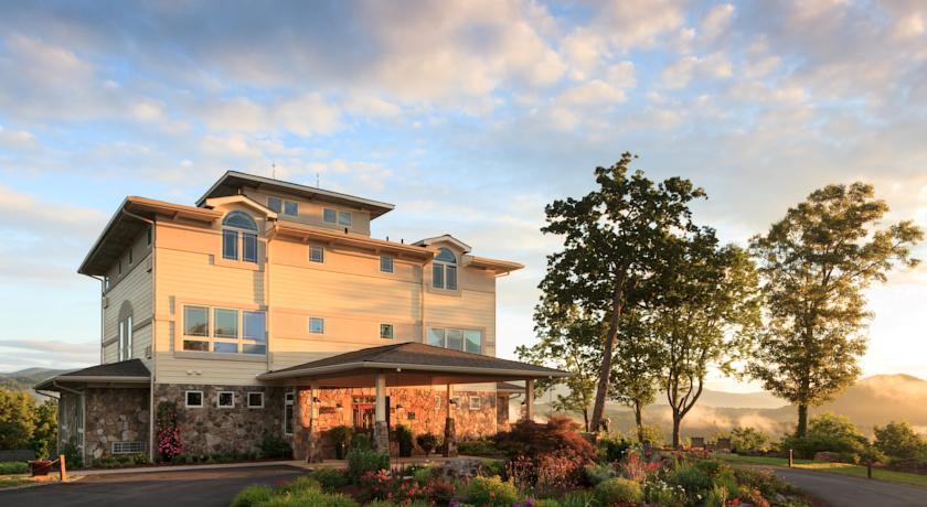 Отель Lucille's Mountain Top Inn & Spa