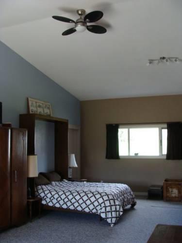 Мини-отель Knotty Pines Bed & Breakfast