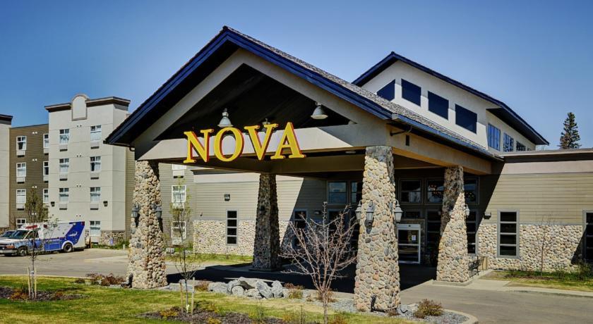Отель Chateau Nova Hotel Fort McMurray