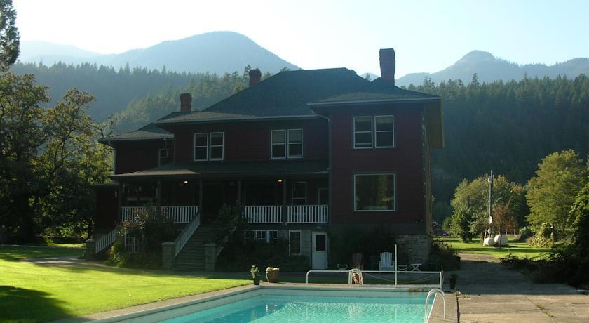 Мини-отель Sasquatch Crossing Eco Lodge B&B