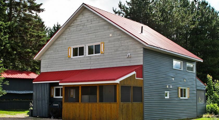 Отель Chalets & appartements Au Chant De La Rivière
