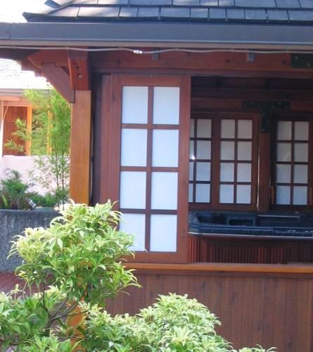 Отель Seameadows Vacation Rentals by the Sea