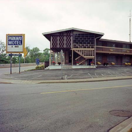 Parkway Motel