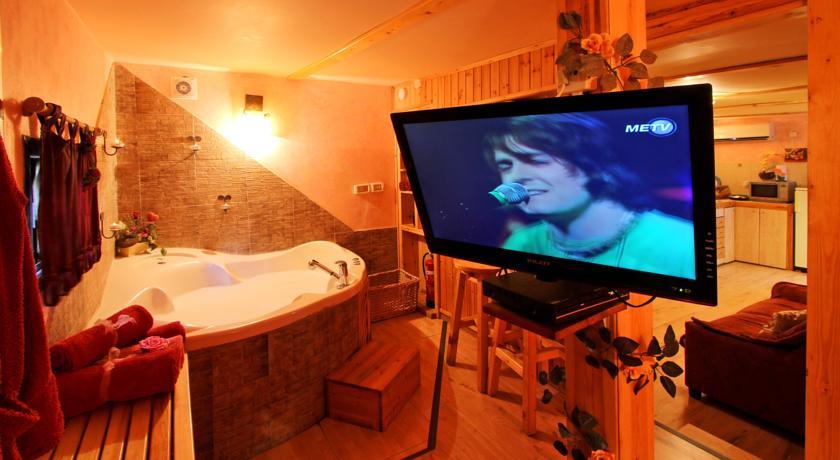 Отель Under the Walnut Tree Shade Lodge