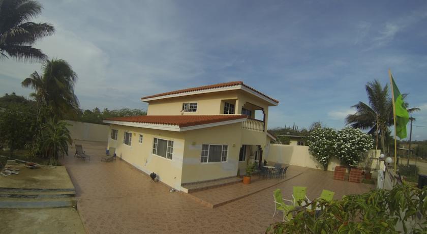 Мини-отель Santa Cruz Homestay Angochi House