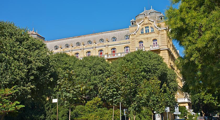 Riviera Hotel