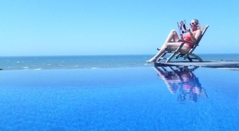 Отель Days At Sea Beach Lodge